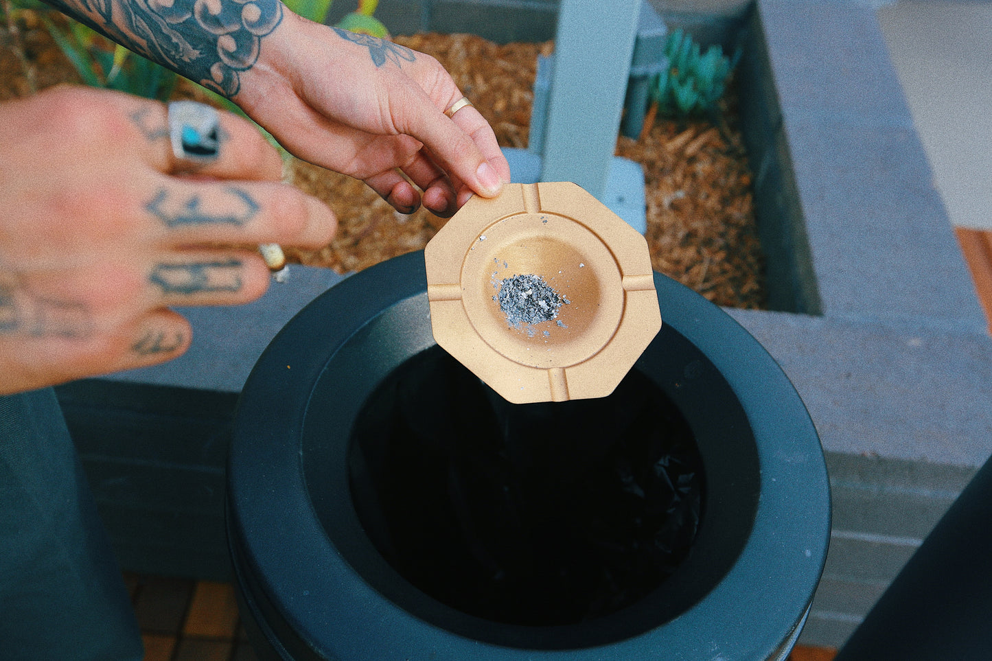 AshLoud V.1 "Ashtray Speaker" Black/Gold dish