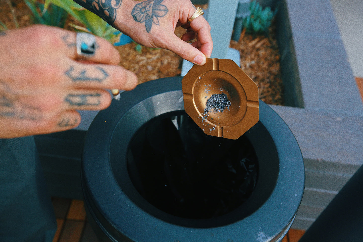 AshLoud V.1 "Ashtray Speaker" Black/Gold dish